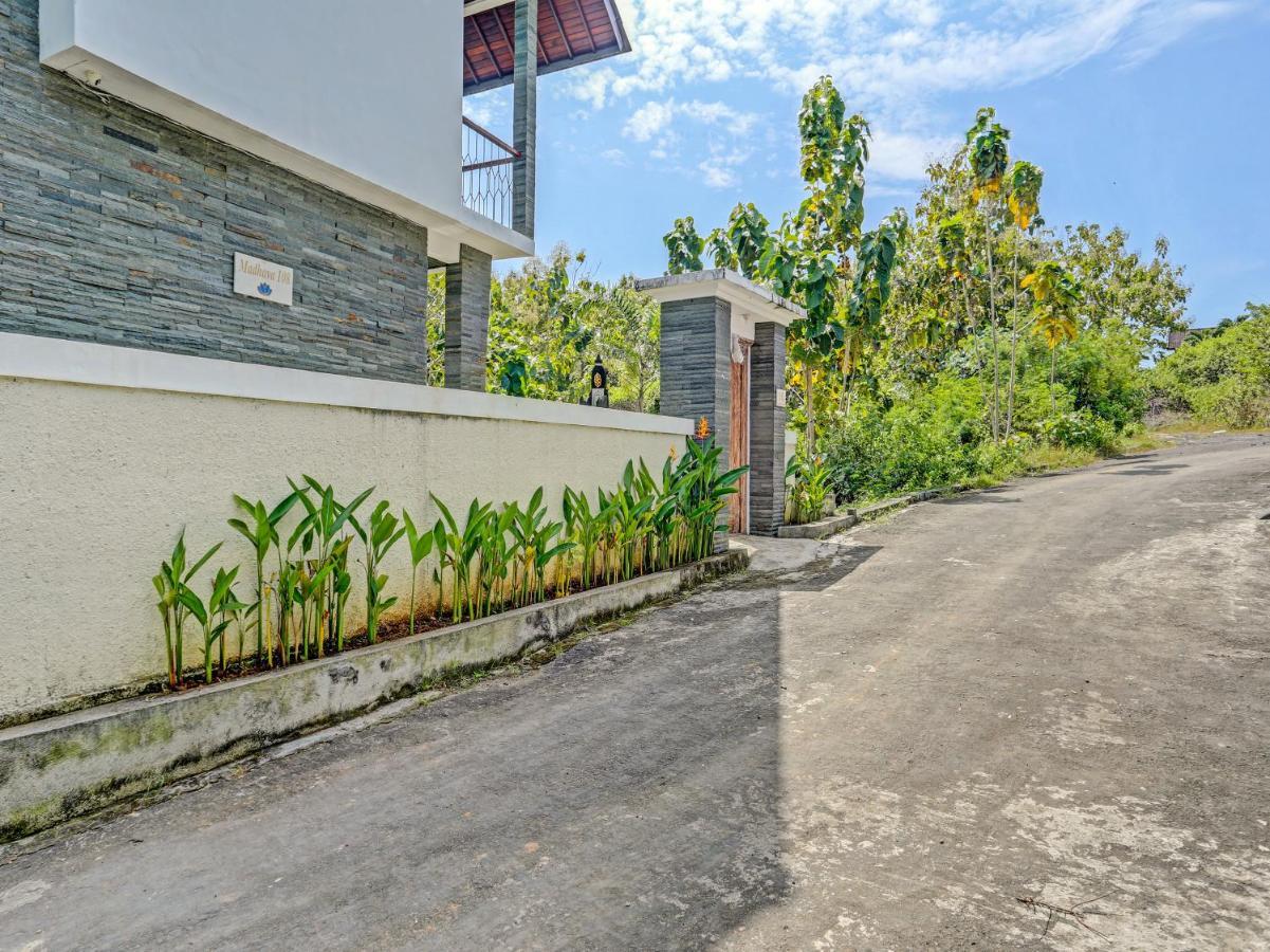 Oyo 91123 Madhava 108 Hotel Ungasan  Exterior photo